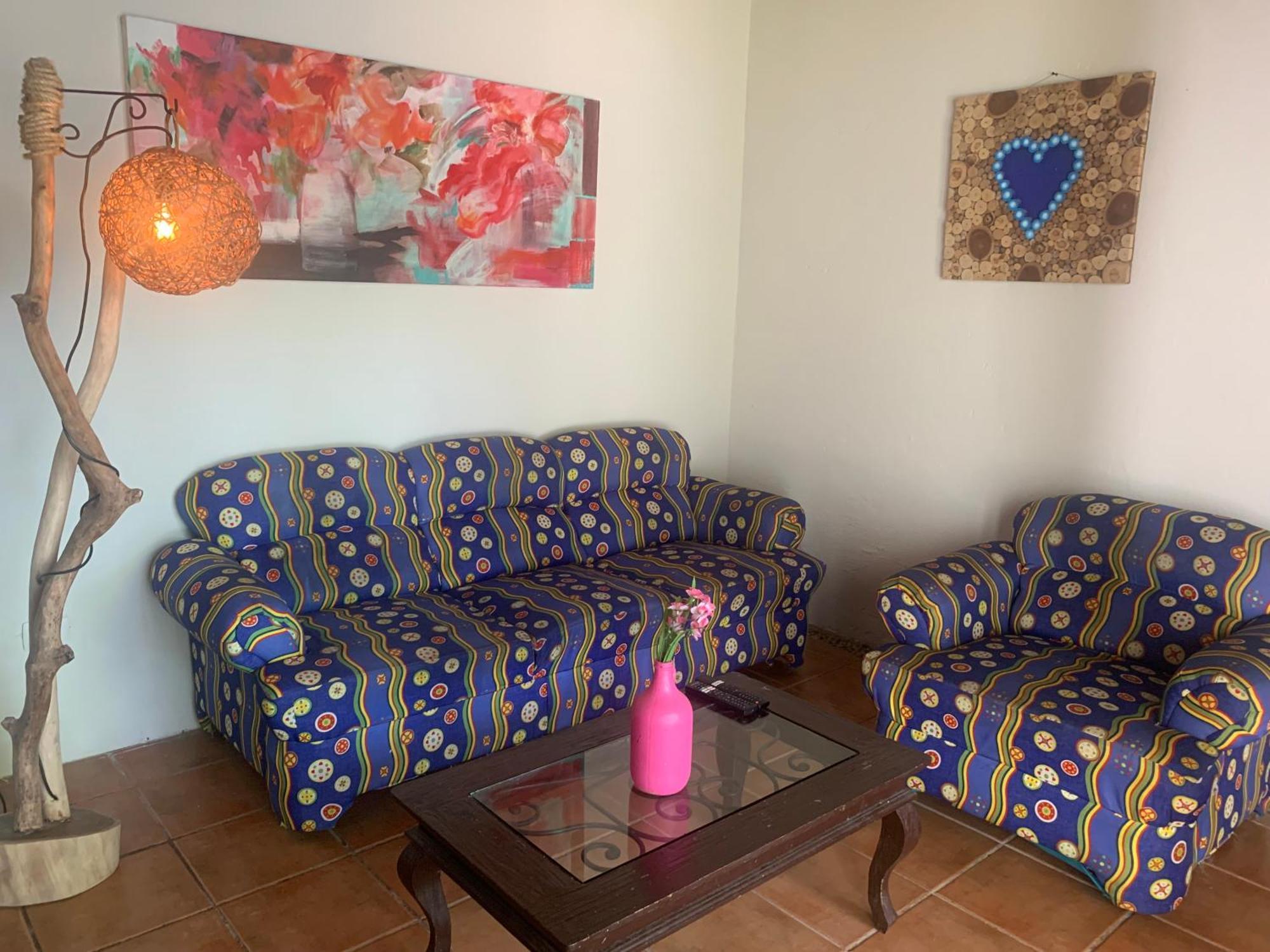 Casa Caribe Cancún Zewnętrze zdjęcie A living room with a sofa and a chair